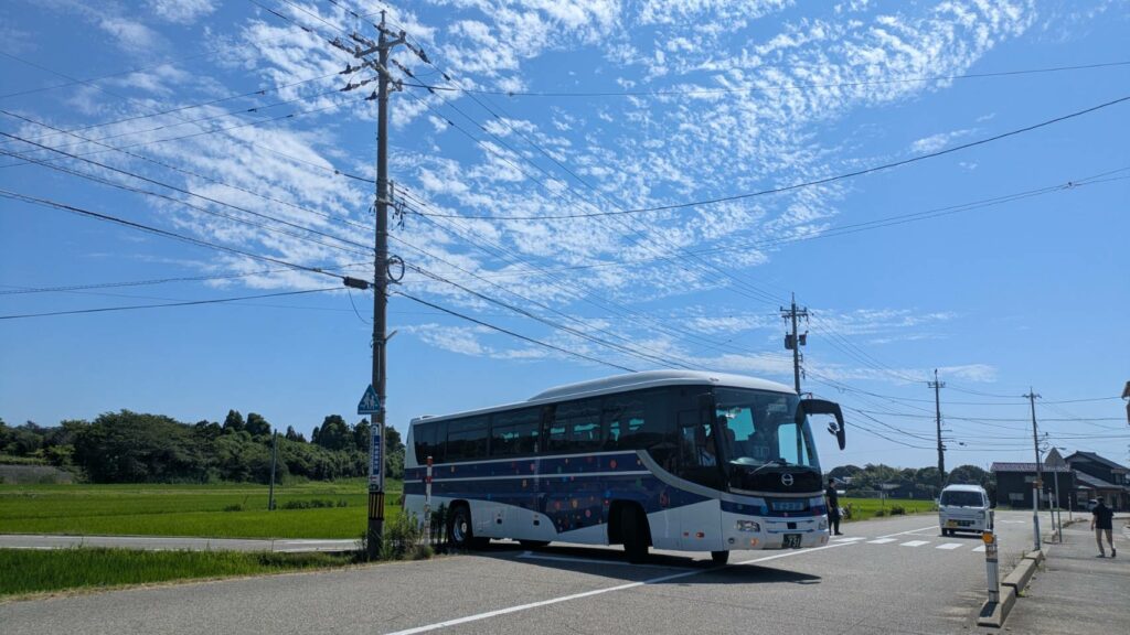小さな醤油蔵に団体客が蔵見学