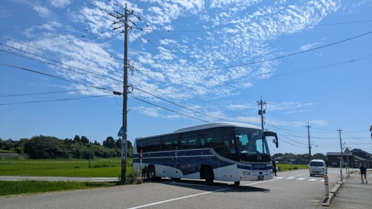 小さな醤油蔵に団体客が蔵見学